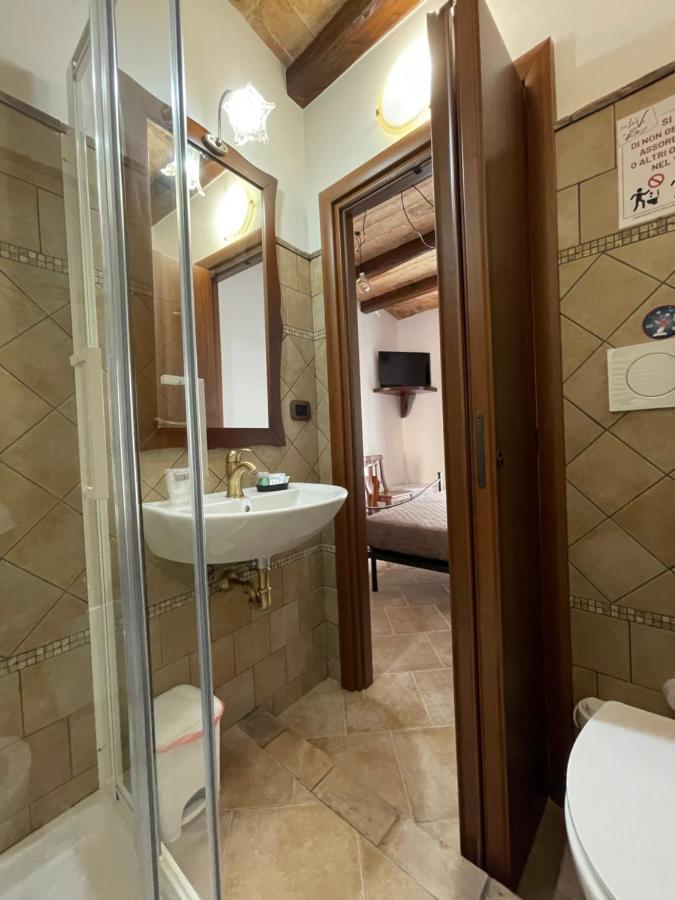 Bed and Breakfast La Vie En Rose Fondi Exterior foto