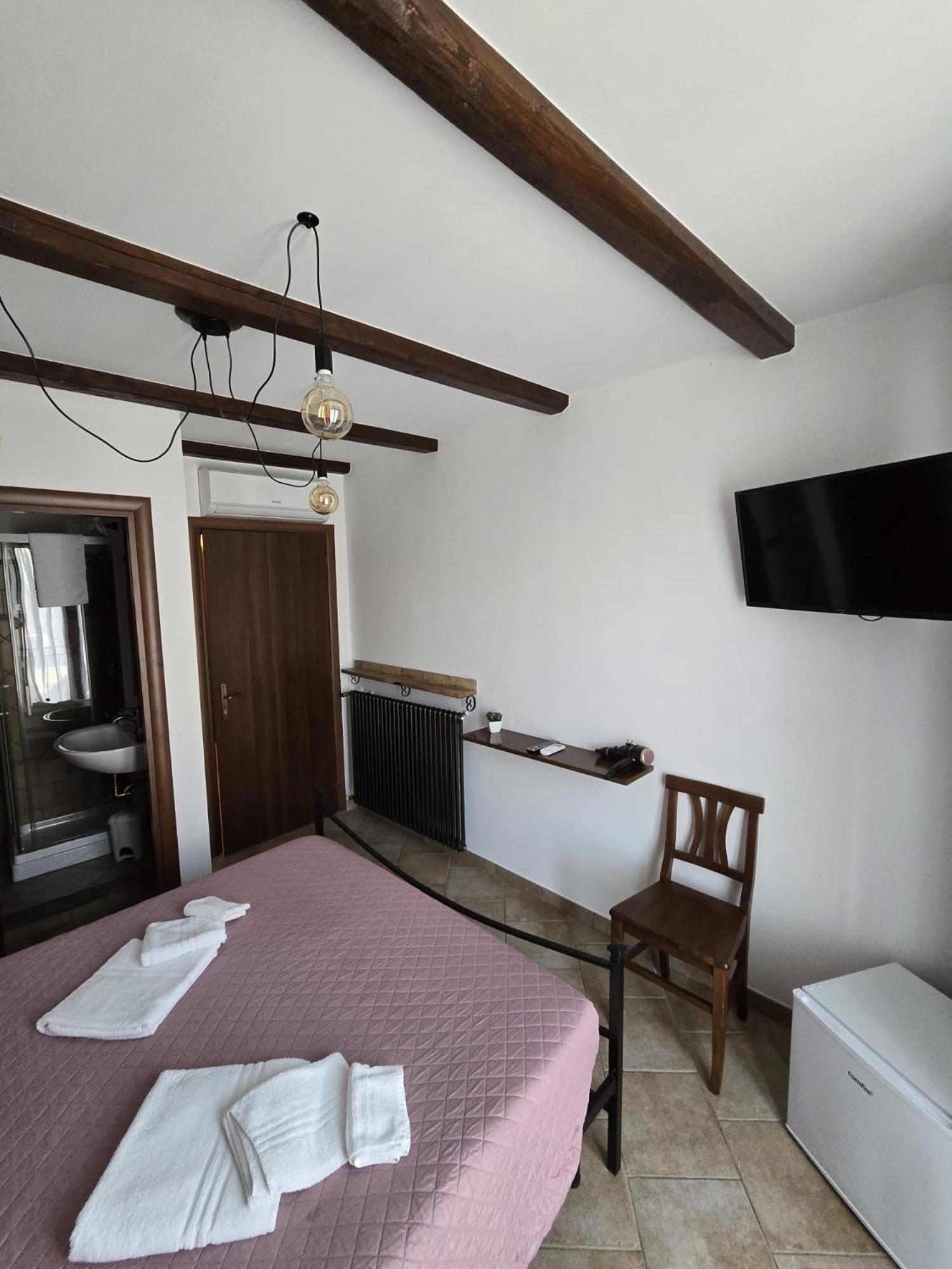 Bed and Breakfast La Vie En Rose Fondi Exterior foto
